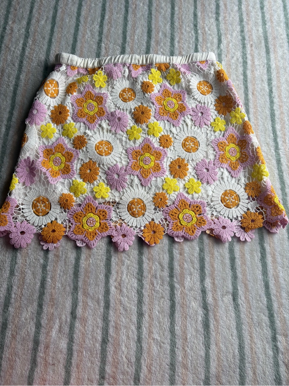 Zara White Crochet Mini Skirt with Pink, Yellow & Orange Floral Motifs - Picture 2 of 3